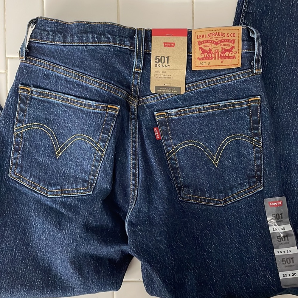 Levi Jeans✨ - Picture 2 of 8